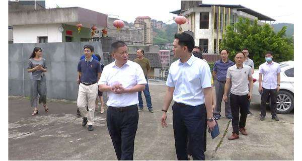 郑县长一行莅临扬州维思陶瓷艺术设计有限公司指导调研